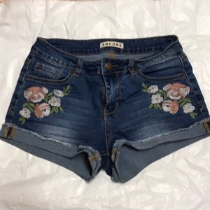Encore | Cute Denim Shorts W/ Flower Detail 🌸